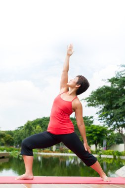 kadın savaşçı poz yapıyor