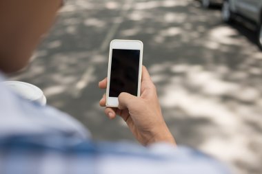 Akıllı telefon kullanan el