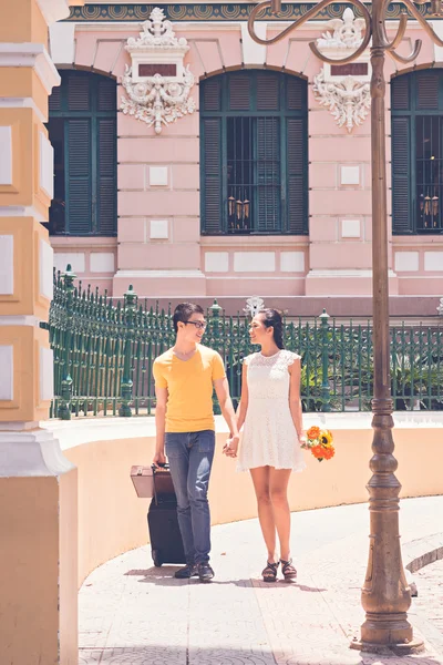 Couple with suitcases — Stock Photo, Image