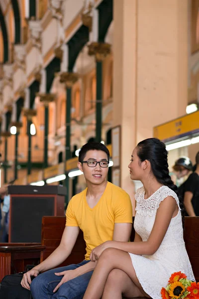 Couple on bench — Stock Photo, Image