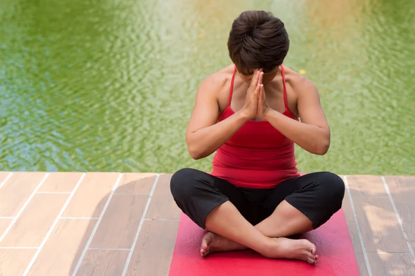 Femme priant en position de lotus — Photo