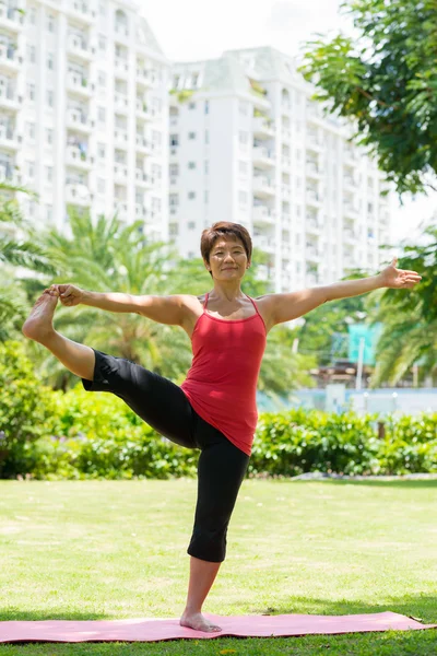 Asiatisk kvinna göra stretching motion — Stockfoto