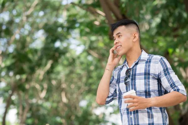 Vietnamese man talking on phone — Stock Photo, Image