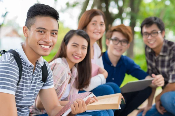 Lächelnde vietnamesische Studenten — Stockfoto