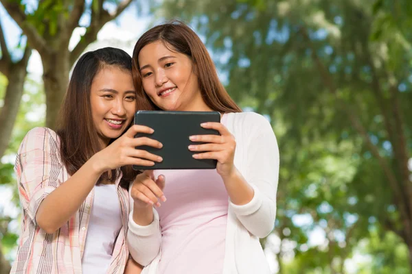 Due ragazze che utilizzano tablet digitale — Foto Stock