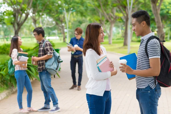 Studenten op de campus — Stockfoto