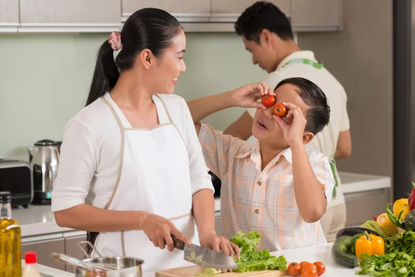 Niño haciendo ojos de tomate —  Fotos de Stock