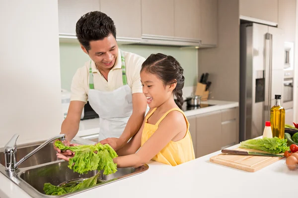 Padre e hija lavando lechuga —  Fotos de Stock