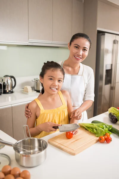 Mor och dotter skära grönsaker — Stockfoto