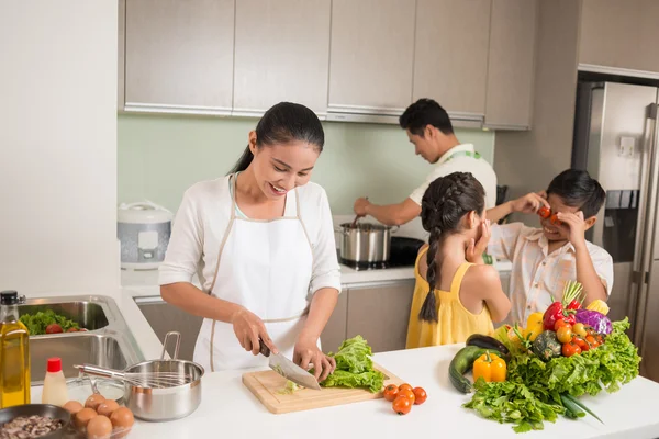 Family in kitchen — Stock Photo, Image