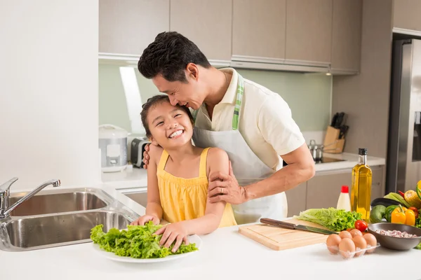 Vater umarmt seine Tochter — Stockfoto