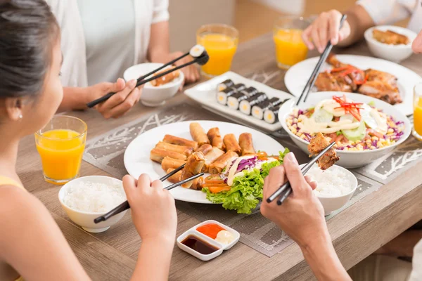 Família comer comida tradicional vietnamita — Fotografia de Stock