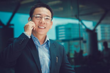 neşeli Vietnamca işadamı