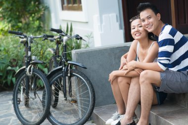Vietnamca çift verandada oturan
