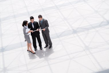 İş Ekibi Belgeleri Tartışıyor