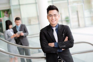 Kendine güvenen Vietnamca işadamı