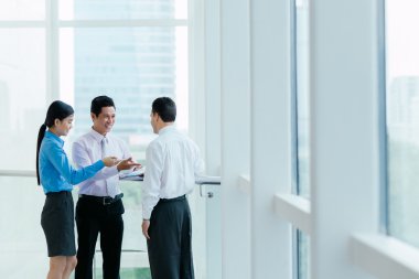 İş adamları belgeleri tartışıyor