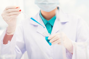 Laboratuar işçisi atılan mavi sıvı