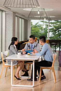 iş arkadaşlarınızla kağıtları tartışıyor