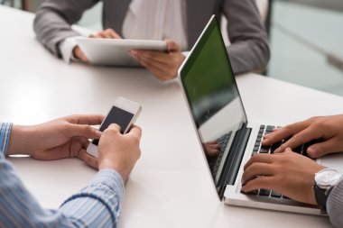 iş insanlar farklı araçlar üzerinde çalışma