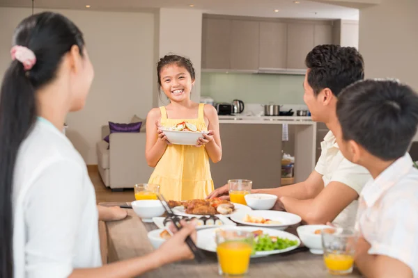 Ragazza asiatica con ciotola di insalata — Foto Stock