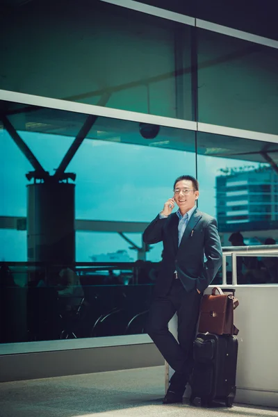 Empresario con equipaje hablando por teléfono — Foto de Stock