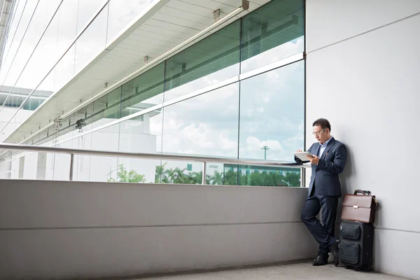 Empresario usando tableta digital — Foto de Stock