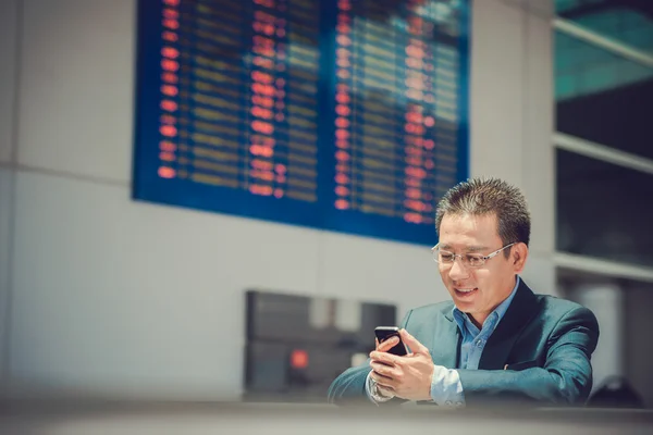 Homem de negócios vietnamita usando smartphone — Fotografia de Stock