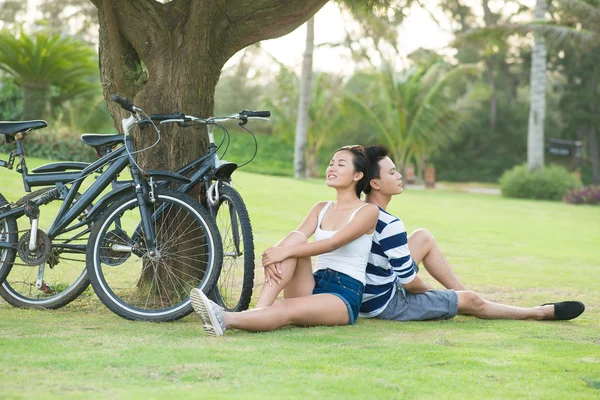 Asiático jovens casais descansando — Fotografia de Stock