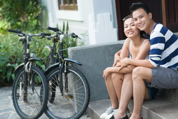 Casal vietnamita descansando na varanda — Fotografia de Stock