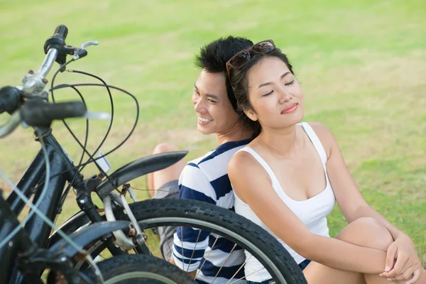 Paar mit Fahrrädern entspannt — Stockfoto