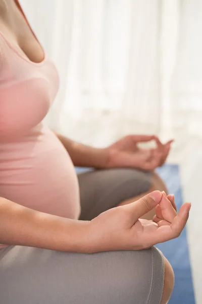 Donna incinta meditando — Foto Stock