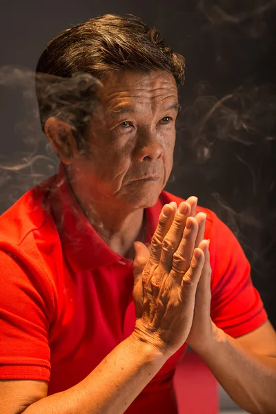 Ältester vietnamesischer Mann betet — Stockfoto