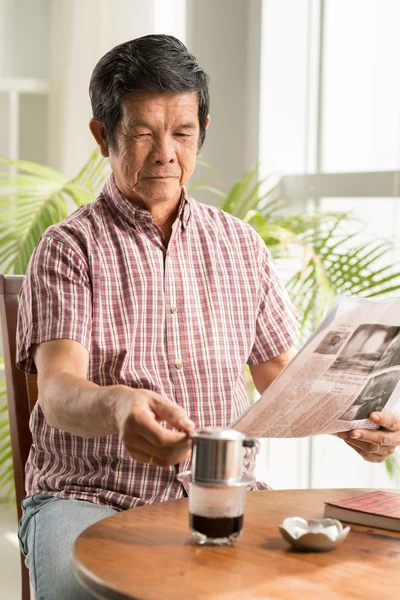 Aziatisch mens drinken koffie — Stockfoto