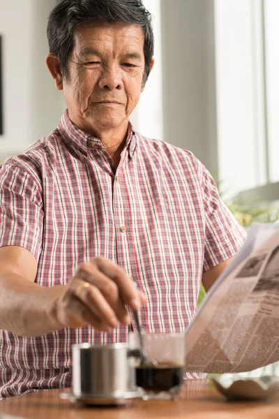 Vietnamese man with fresh coffee — Stock Photo, Image