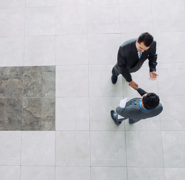 Empresarios dándose la mano — Foto de Stock