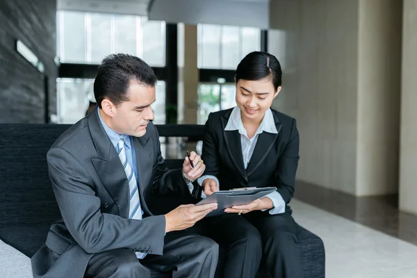 Junger Manager unterschreibt Dokument — Stockfoto