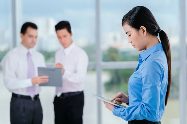 Manager mit Tablet — Stockfoto