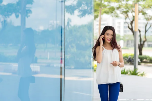 Young Asian lady calling on phone — Stock Photo, Image