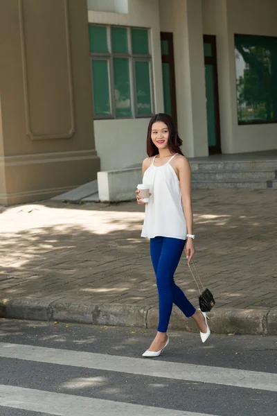 Young woman crossing road — Stock Photo, Image