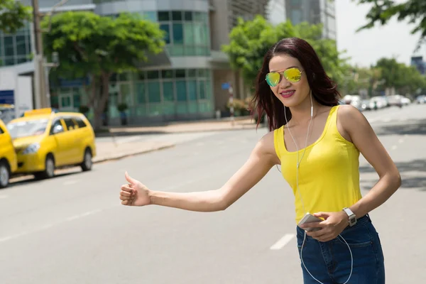 Приваблива В'єтнамська жінка автостопом — стокове фото