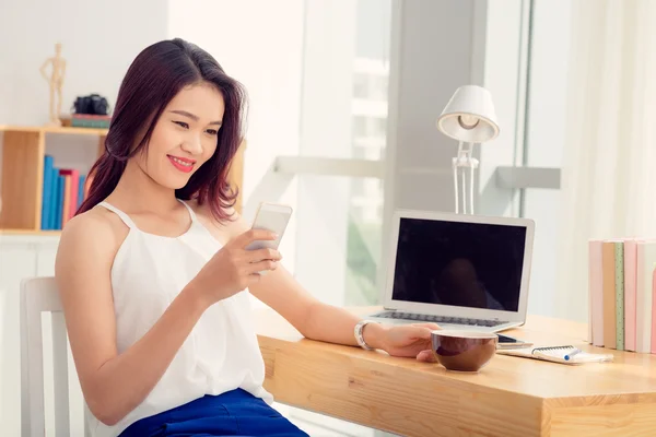 Vietnamese woman texting — Stock Photo, Image