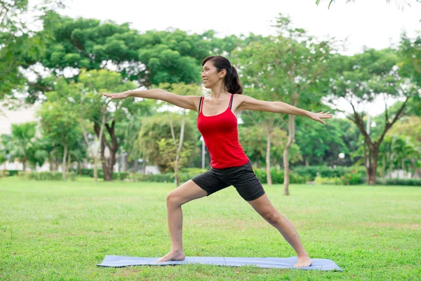 Bojovník jóga pozice — Stock fotografie