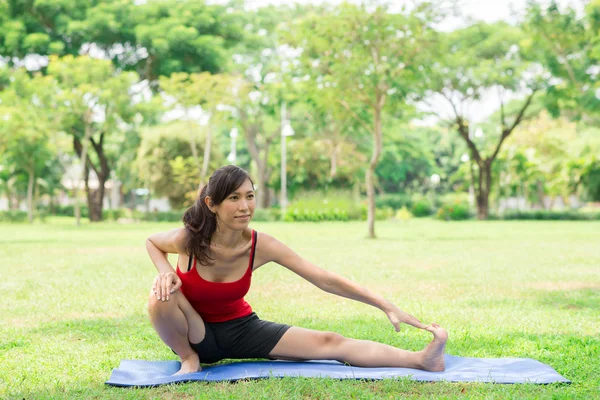 Donna che fa esercizio di stretching — Foto Stock