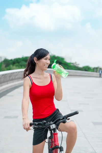 Ciclista donna acqua potabile — Foto Stock