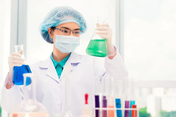 Laboratorian working on vaccine — Stock Photo, Image