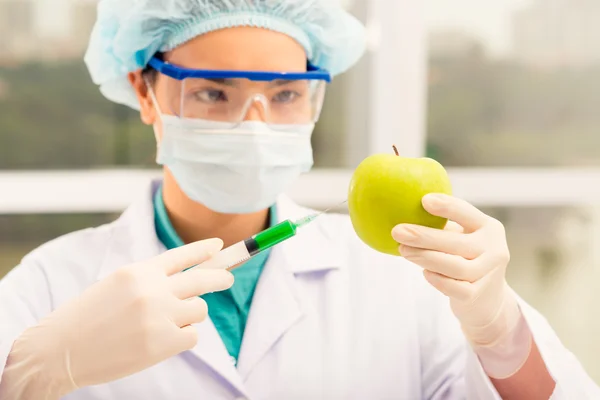 Científico inyectando manzana —  Fotos de Stock