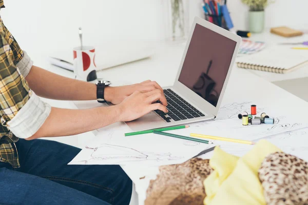 Naaister die op laptop werkt — Stockfoto