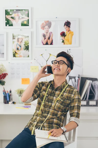 Asian tailor talking on phone — Stock Photo, Image