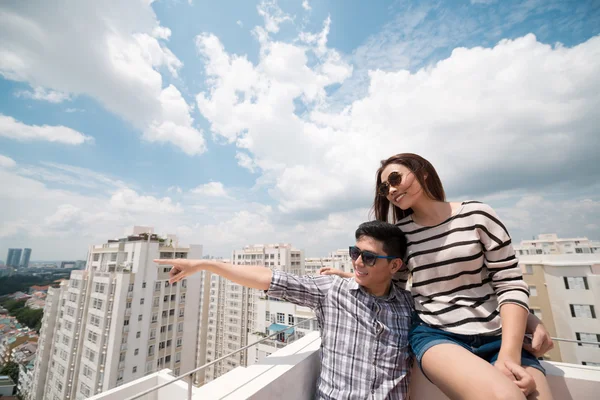 Paar zittend op dak — Stockfoto